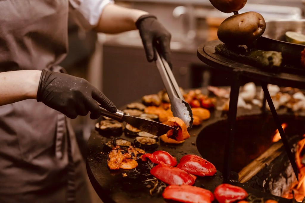 Chef au brasero — légumes grillés