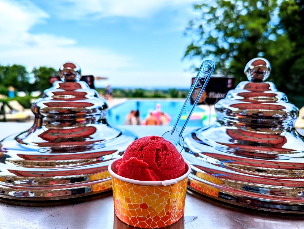 Glace artisanale en bord de piscine